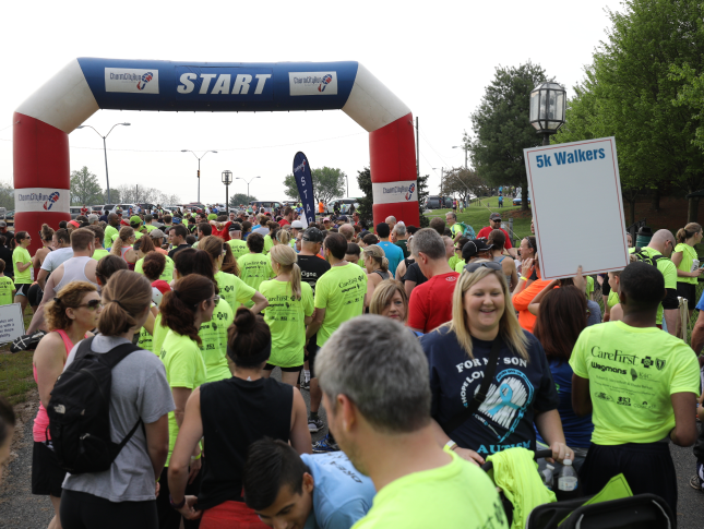 ROAR For Kids 5K participants line up at the starting line. 