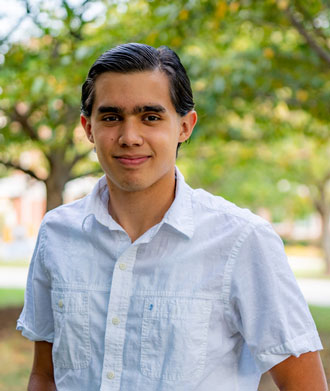 Erik Bravo headshot.