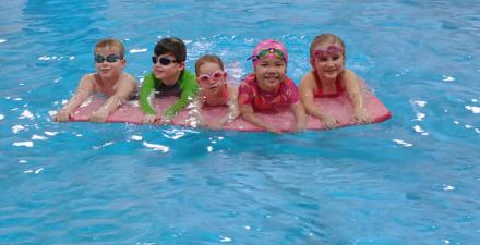 Young children on a paddleboard.