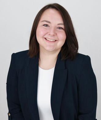 Holly Dustin headshot